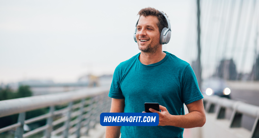 homem fazendo caminhada com fone de ouvido - perder peso fazendo caminhada