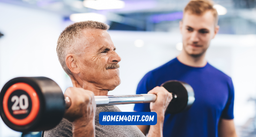 personal trainer ajudando homem com 40 anos na rosca direta com barra